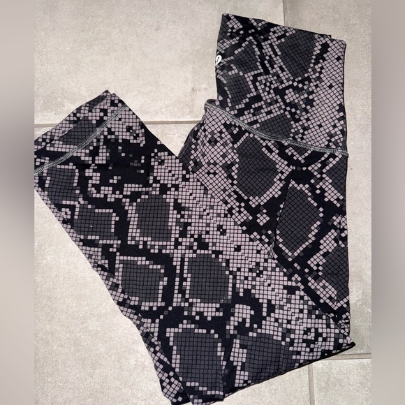 Lululemon Wunder Under High Waist Crop Leggings in a black and gray snake size 6 - Picture 2 of 11